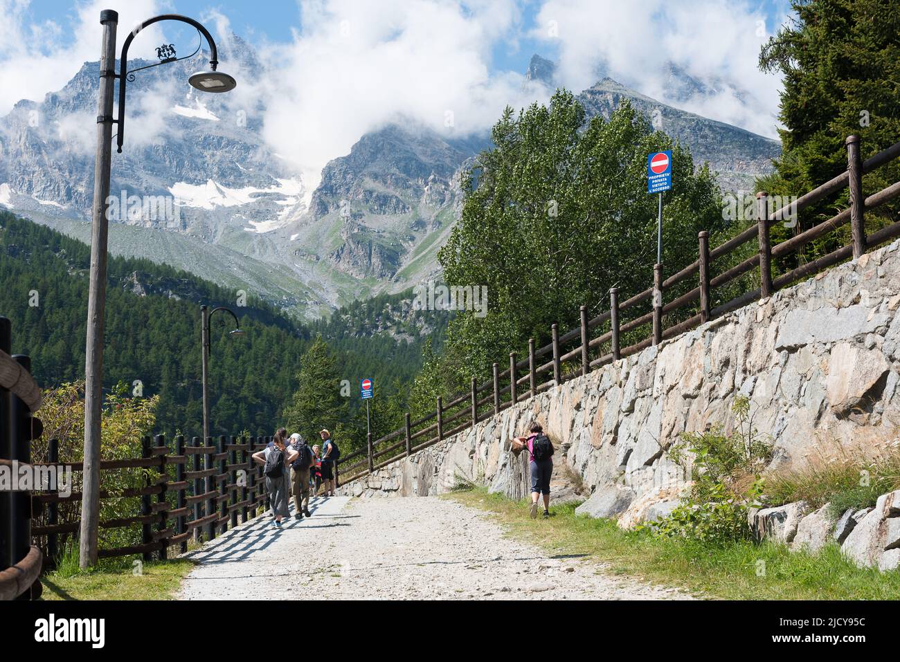 Colle del Nivolet, Valle d'Aosta - 08 09 2021: L'immagine cattura le meraviglie della strada che porta al Colle del Nivolet Foto Stock