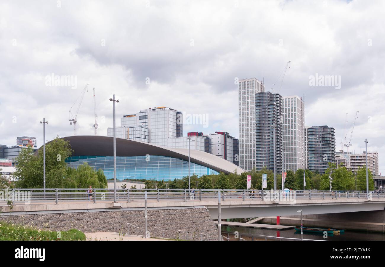 Costruzioni e edifici residenziali o di sviluppo al dettaglio. Gru e attrezzature. Adiacente al centro acquatico di Londra per l'Olympic Park Foto Stock