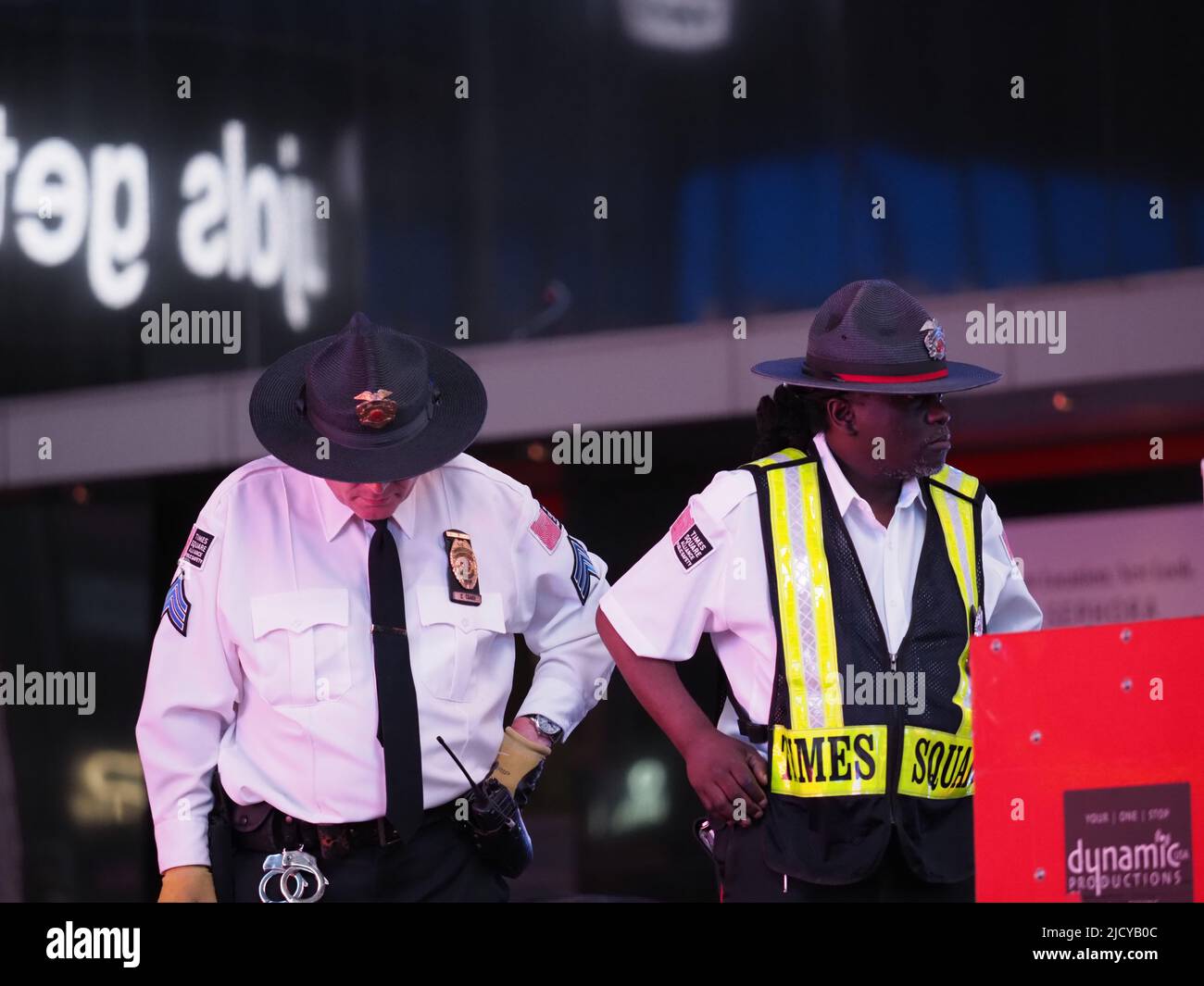 2 addetti alla sicurezza pattugliano a Times Square. Foto Stock