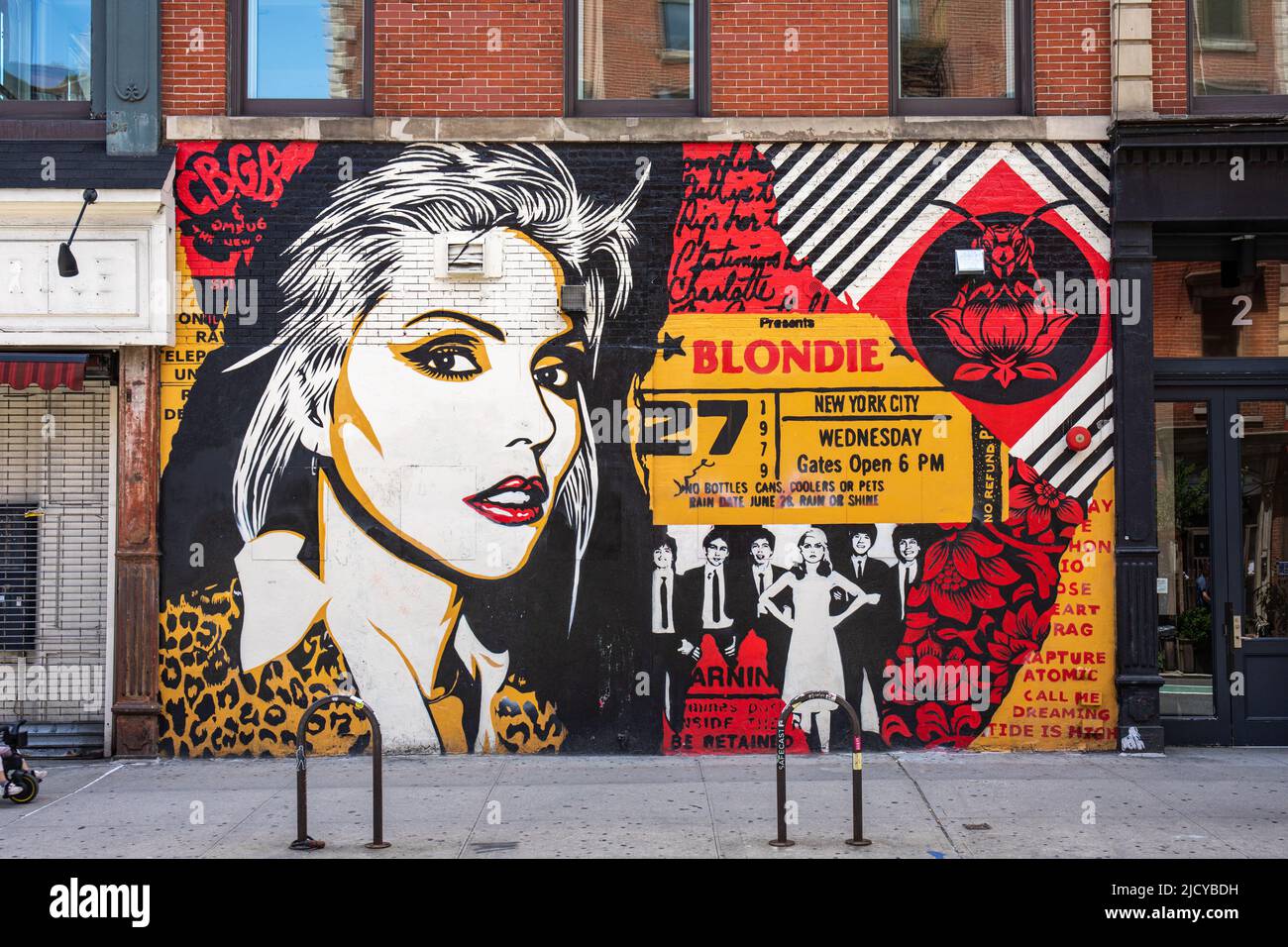 Blondie Mural di Shepard Fairey in Bleecker Street, quartiere Bowery di Lower East Side Manhattan a New York City, Stati Uniti d'America Foto Stock