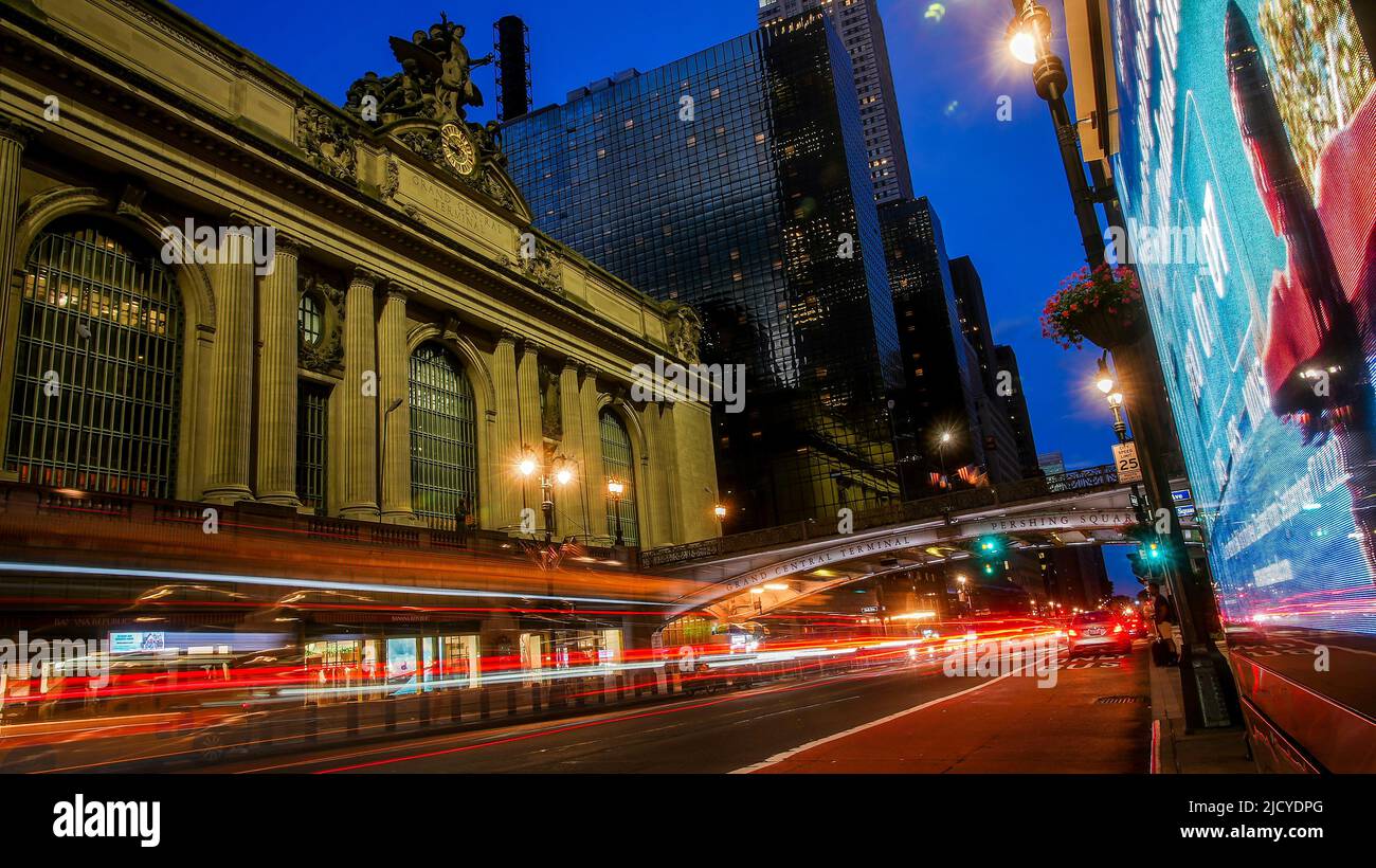 NEW YORK, NY, USA - 9 GIUGNO 2022: Grand Central Terminal con vista serale sulla strada 42 Foto Stock