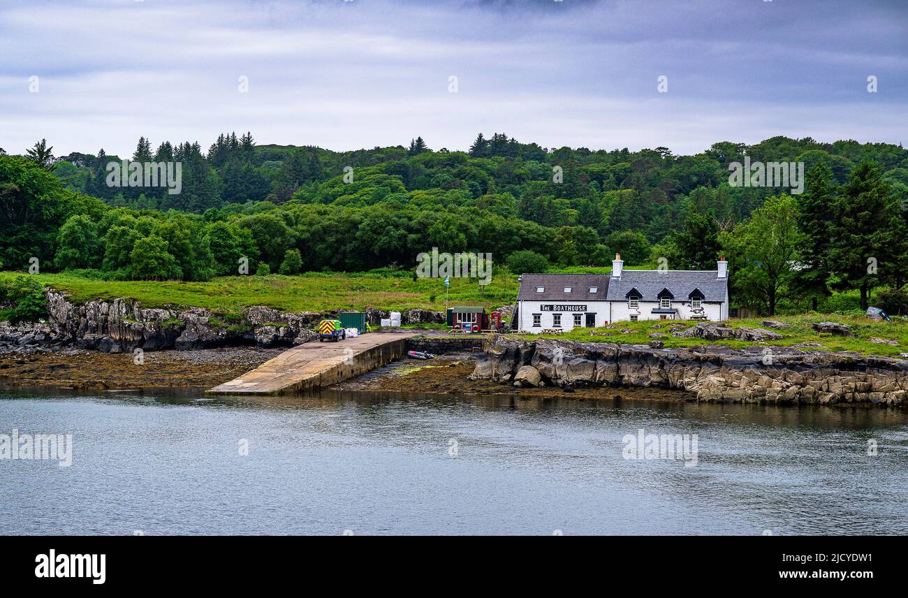 Traghetto Ulva, Isola di Mull, Scozia – Vista attraverso l'Isola di Ulva, con un traghetto passeggeri che attraversa il ristorante Boathouse Inn sull'isola di Ulva Foto Stock