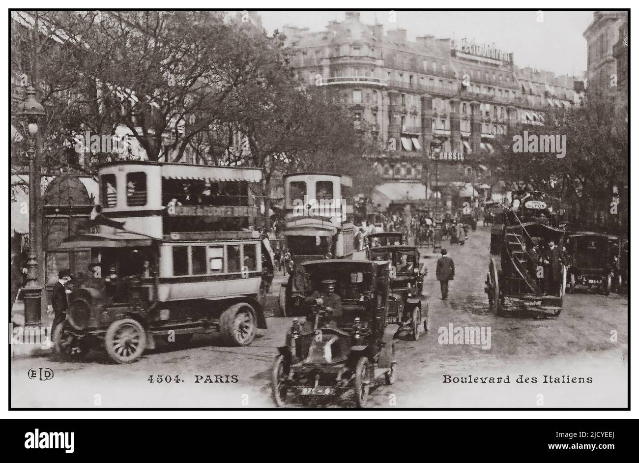 Vintage Paris Busy Traffic Postcard 1910 Boulevard des Italiens, affollato con auto taxi tour (doppia altezza) autobus e pedoni. Parigi Francia Foto Stock