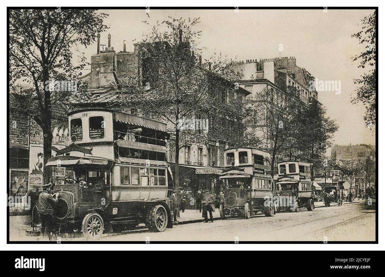 PARIS TOUR OMNIBUS LINEA DI PARCHEGGIO AUTOBUS Vintage 1900s Paris Postcard, Avenue de Clichy con Omnibus automobili rete di trasporto autobus a due piani in attesa in linea, con carrello di consegna a cavallo dietro Parigi Francia Foto Stock