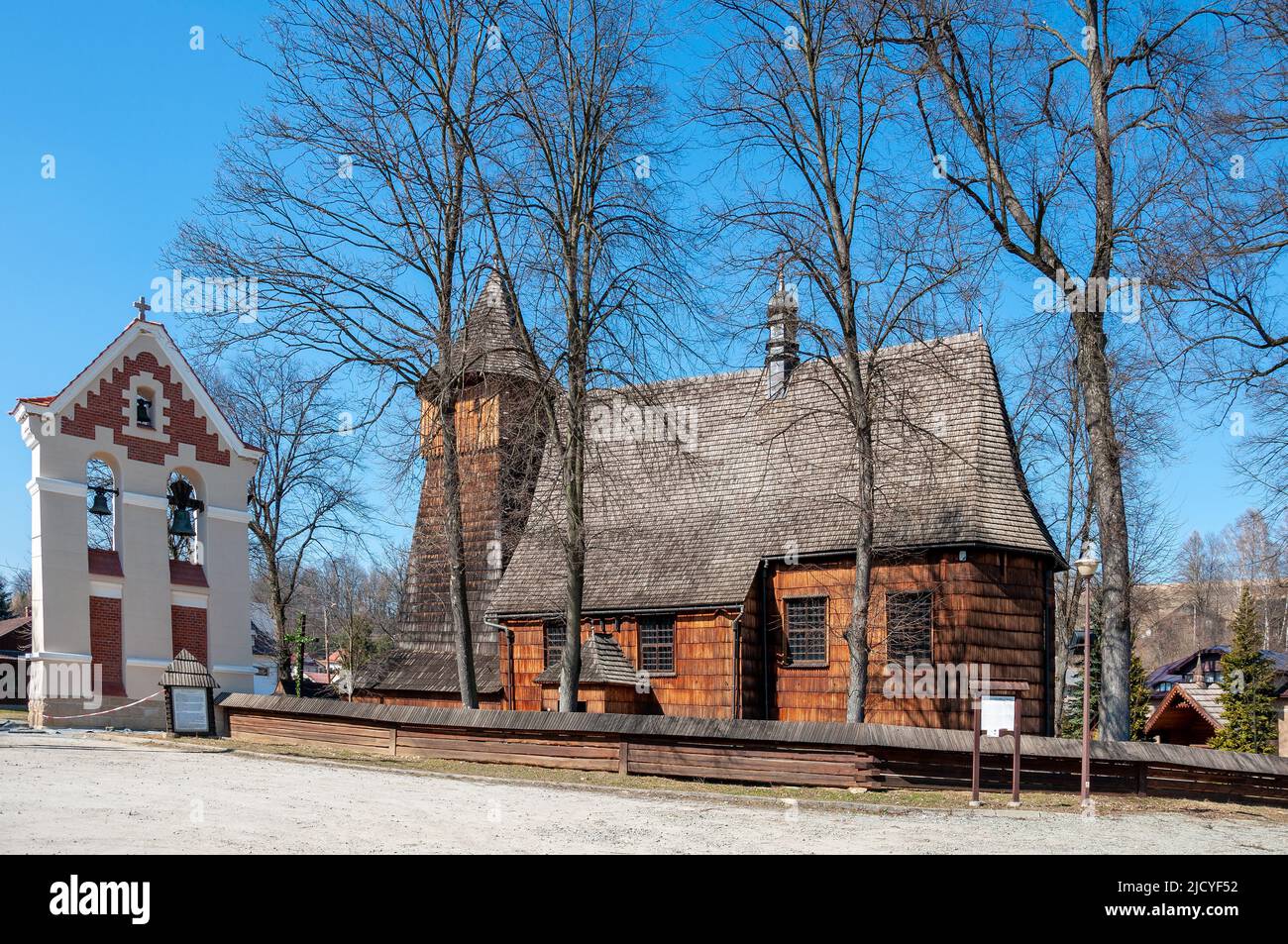 La chiesa gotica medievale in legno dell'Arcangelo Michele a Binarowa, nella piccola Polonia. Costruito all'inizio del 16th secolo (circa 1500). Patrimonio mondiale dell'UNESCO Foto Stock