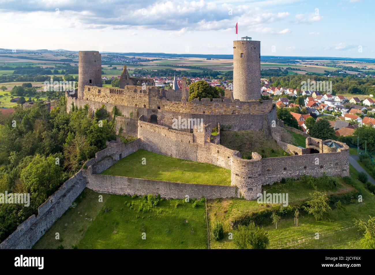 Rovina del castello medievale di Münzenberg in Assia, Germania. Costruito nel 12 ° secolo, uno dei castelli meglio conservati del Medioevo in Germania. Somma Foto Stock