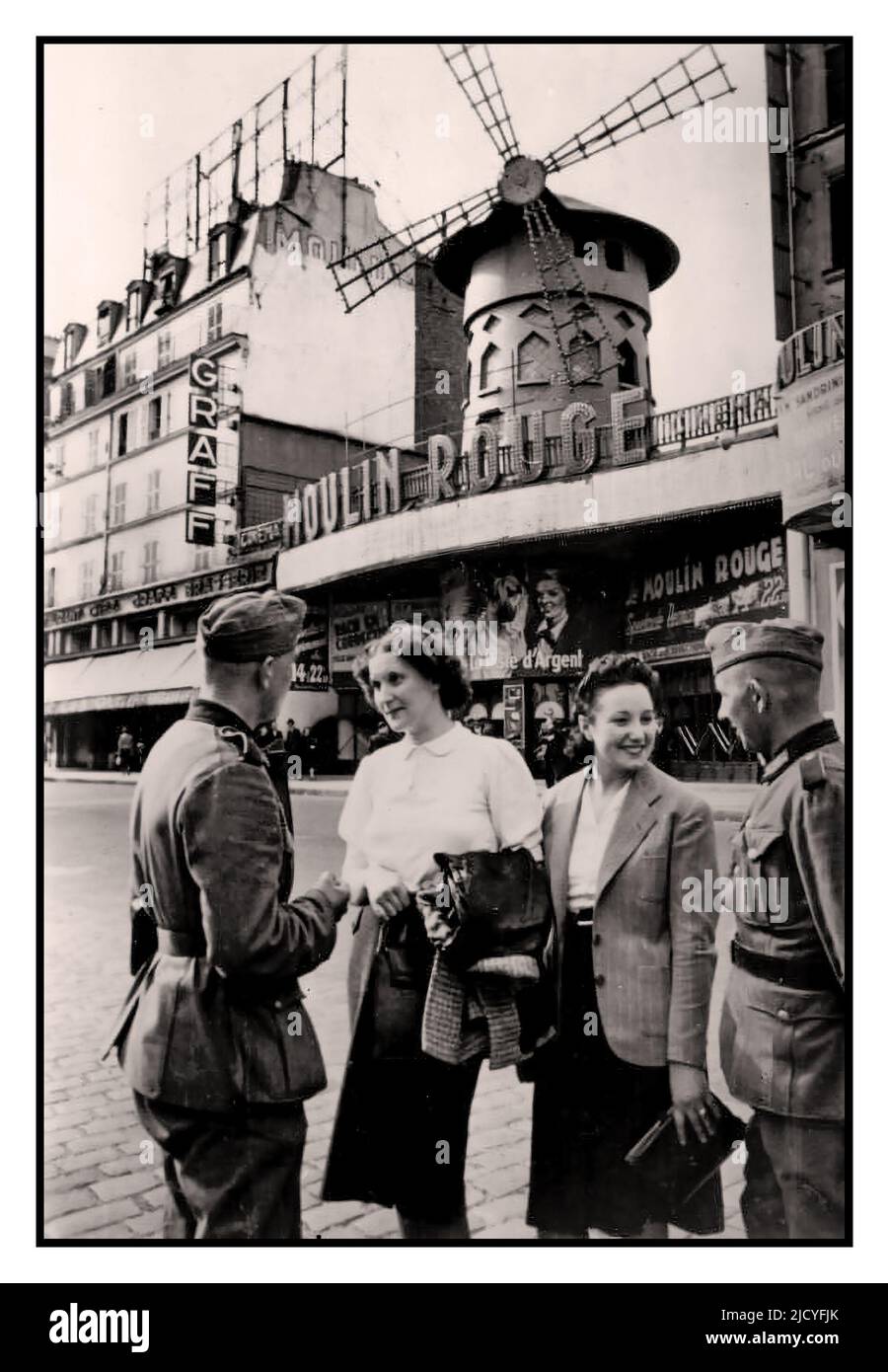 Occupata Parigi Francia immagine di Propaganda nazista della seconda guerra mondiale con due soldati tedeschi della Wehrmacht che collaboravano con due donne parigine di fronte al Moulin Rouge, durante l'occupazione nazista di Parigi giugno 1940 Parigi Francia Foto Stock