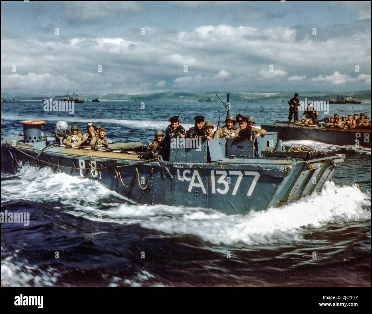 Prove del D-Day WW2 1944 British Navy Landing Craft LCA-1377 in preparazione del D-Day, trasporta le truppe americane su una nave, in un porto britannico durante i preparativi per l'invasione della Normandia, circa maggio-giugno 1944. Marinai britannici nella stazione di conning della barca. Le lettere 'PB' sul lato della barca indicano che è assegnato a HMS Prince Baudouin. 1 maggio 1944 operazione Overlord seconda Guerra Mondiale seconda Guerra Mondiale Foto Stock