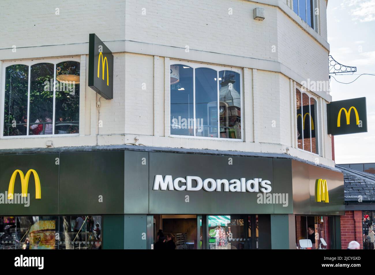 Chesterfield, Regno Unito - 14 maggio 2022: McDonald's nel centro di Chesterfield, Inghilterra Foto Stock