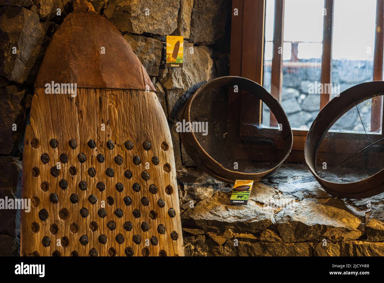 Trillo, una tavola incastonata con pietre grezze utilizzate per la trebbiatura del mais nell'Eco Museum che mostra manufatti e mostre della vita agricola e rurale Foto Stock