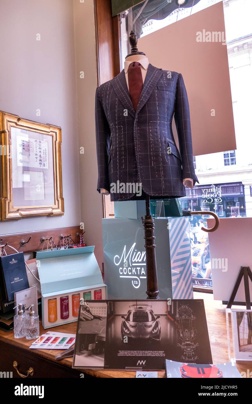 Royal Automobile Segrave Tweed Jacket in mostra in Henry Poole & Co sarors al Concours on Savile Row Classic car show London UK Foto Stock
