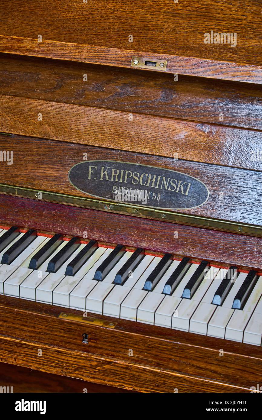Foto di un antico pianoforte in un ristorante Foto Stock