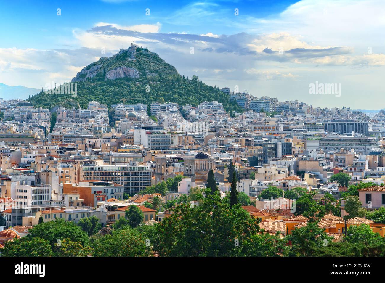 Bellissimo paesaggio urbano della capitale greca - Atene città sullo sfondo del Monte Lycabettus e cielo blu in un pomeriggio soleggiato. Lycabettus. Grecia Foto Stock