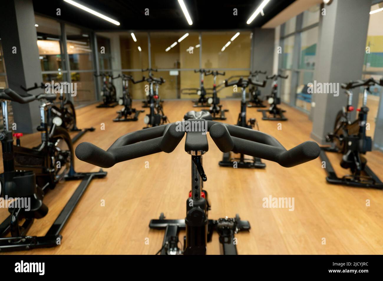 Fitness bike wheel esercizio sterzo ym cardio macchina lifestyle, concetto aerobico attivo dallo sport dal corpo del club, fit equitazione. Sportivo , Foto Stock