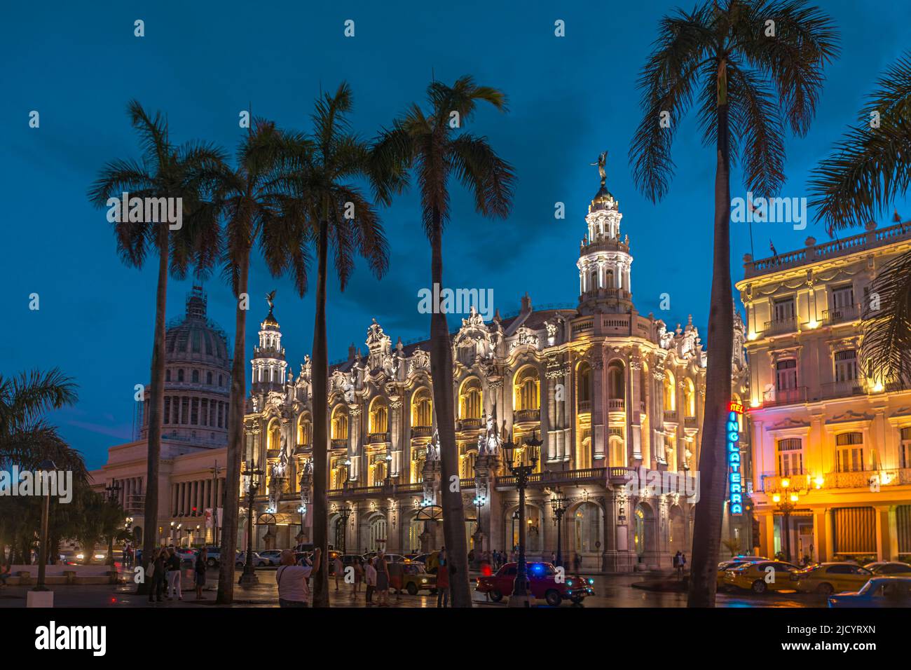 Il Gran Teatro de la Habana, splendidamente illuminato, si trova al Parque Central, l'Avana, Cuba durante l'ora blu Foto Stock
