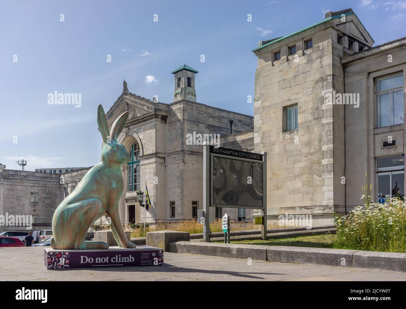 Southampton, Regno Unito. 16 giugno 2022. Hares of Hampshire Art Trail, evento di arte pubblica attraverso Southampton e Winchester che mostra sculture giganti e piccole di lepri sponsorizzate dal Murray Parish Trust and Wild in Art. Qui è raffigurata una gigantesca scultura di lepri fuori dal Civic Center di Southampton Foto Stock