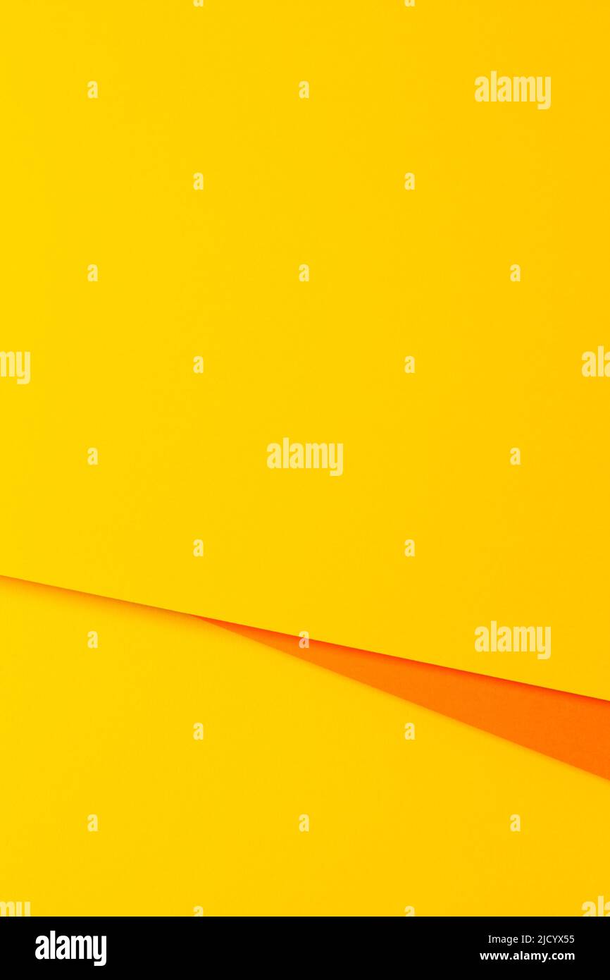 Sfondo della trama della carta colorata astratta. Composizione verticale minima con forme geometriche e linee di colore giallo e arancione Foto Stock