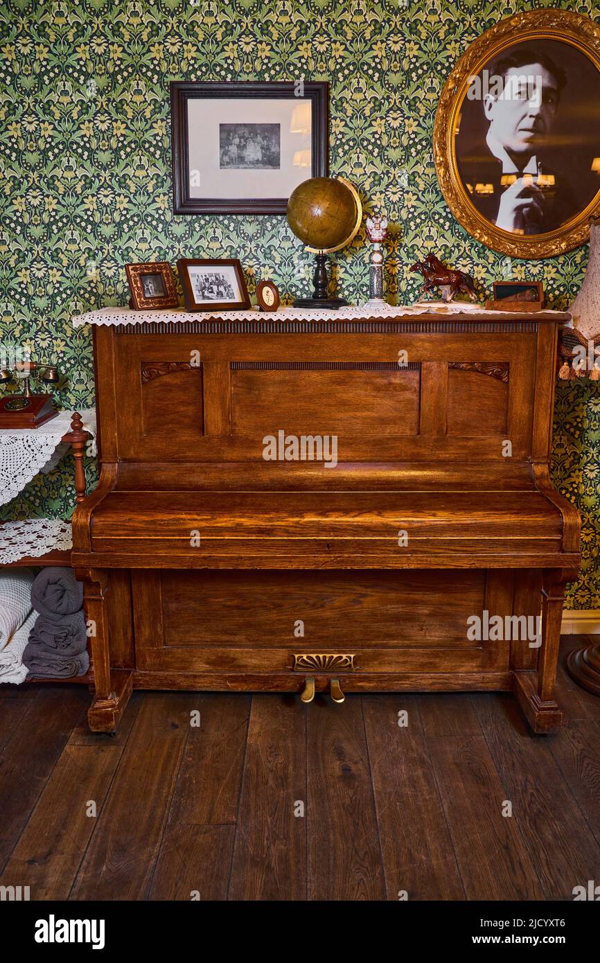 Foto di un antico pianoforte in un ristorante Foto Stock