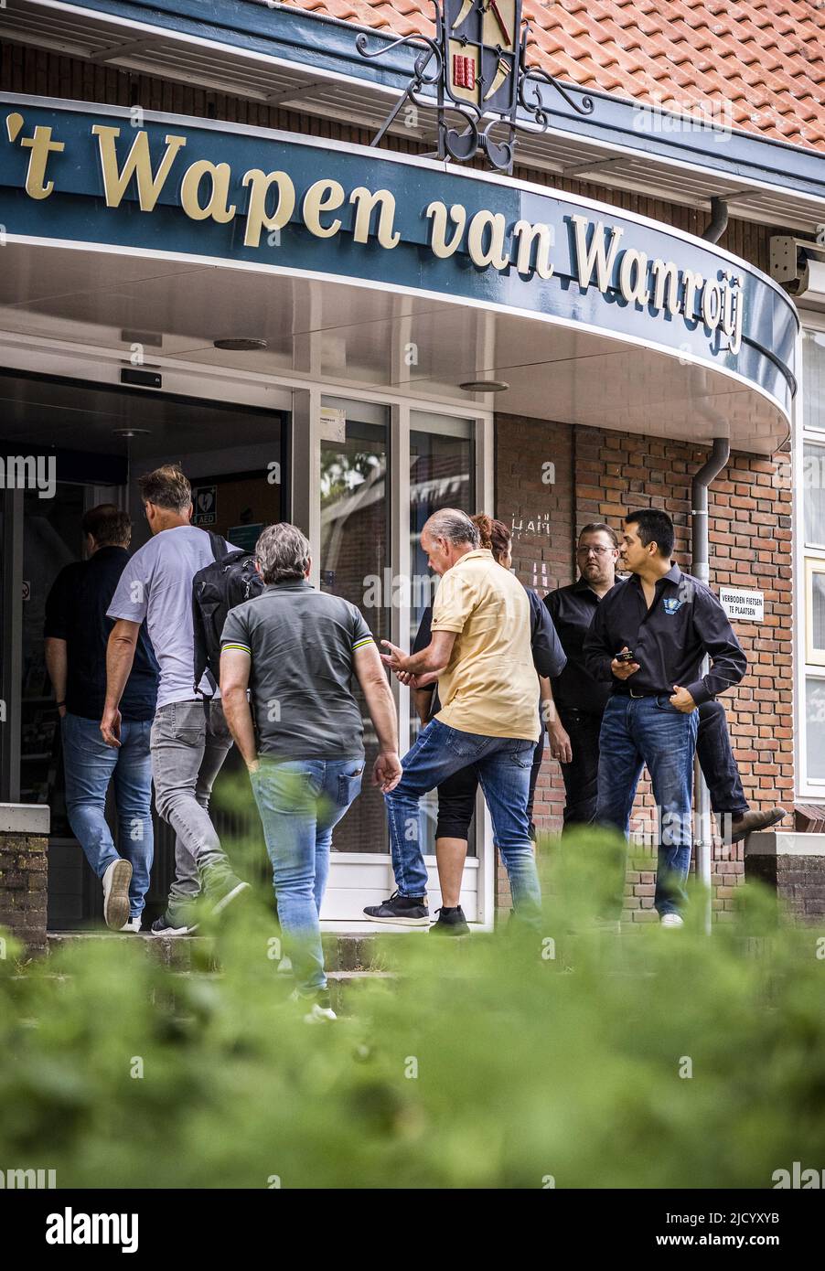 2022-06-16 19:28:59 WANROIJ - agricoltori e simpatizzanti della forza di difesa degli agricoltori (DFF) arrivano ad una riunione chiusa dei membri. L'incontro si concentra, tra l'altro, sul marchio di qualità FarmerFriendly. Il gruppo d'azione degli agricoltori è in prima linea perché vuole combattere la politica dell'azoto del governo in modo legale e attraverso varie azioni. ANP ROB ENGELAAR olanda OUT - belgio OUT Foto Stock