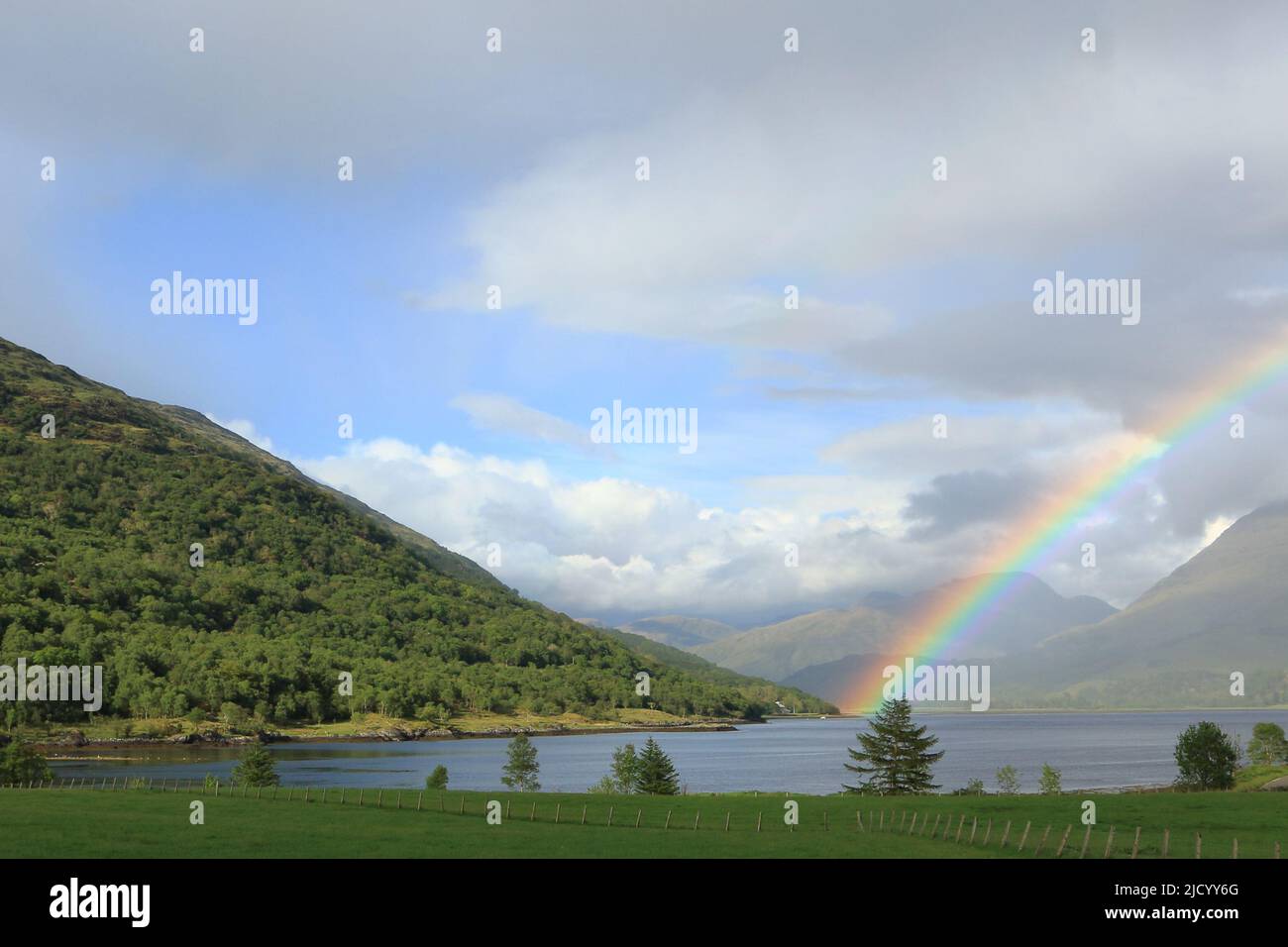 Rainbow Over Loch Creran in Scozia Foto Stock