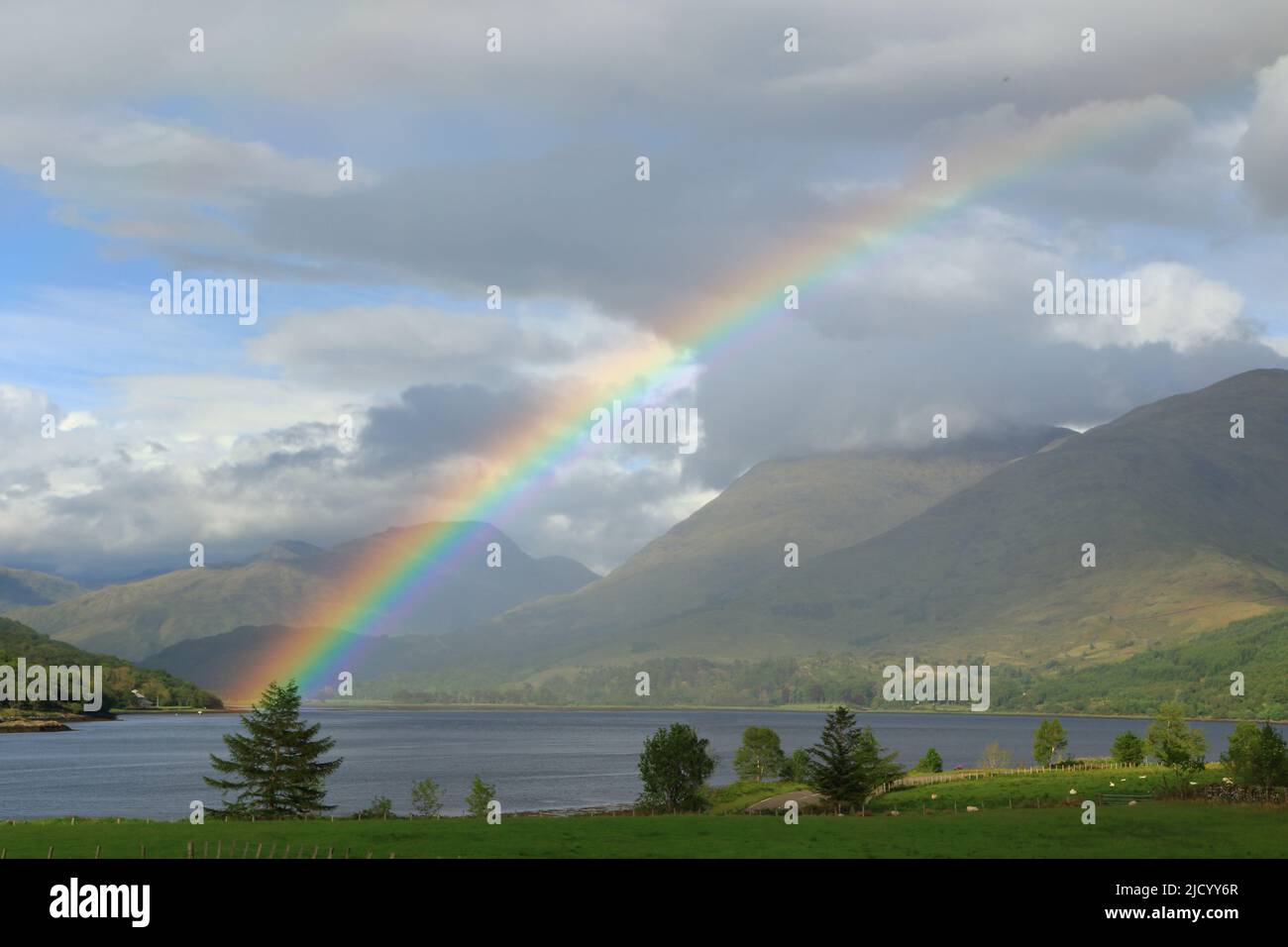 Rainbow Over Loch Creran in Scozia Foto Stock