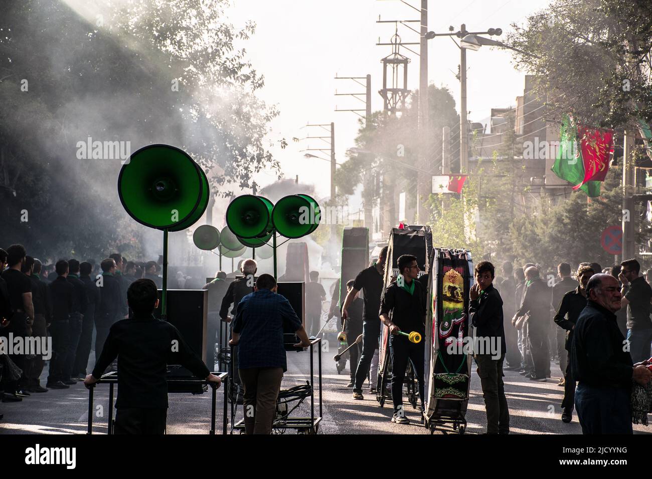I musulmani sciiti eseguono il zanjeer zani, una flagellazione rituale con catene, durante una processione funebre di Ashura per l'Imam Hussein a Shiraz, in Iran Foto Stock