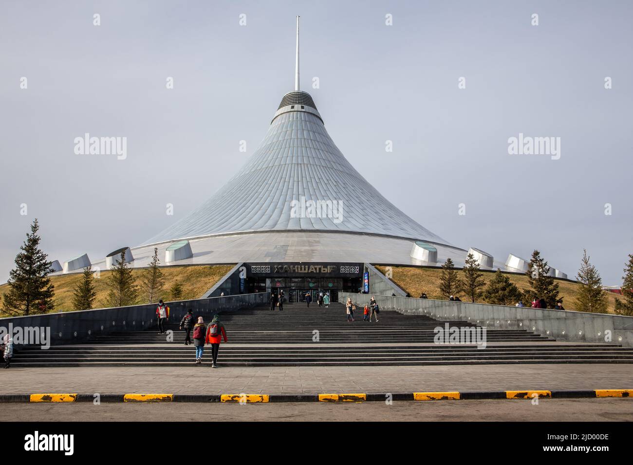 Nur Sultan (Astana), Kazakistan, 11.11.21. Khan Shatyr Entertainment Center, ingresso al centro commerciale a forma di tenda con persone che camminano. Foto Stock