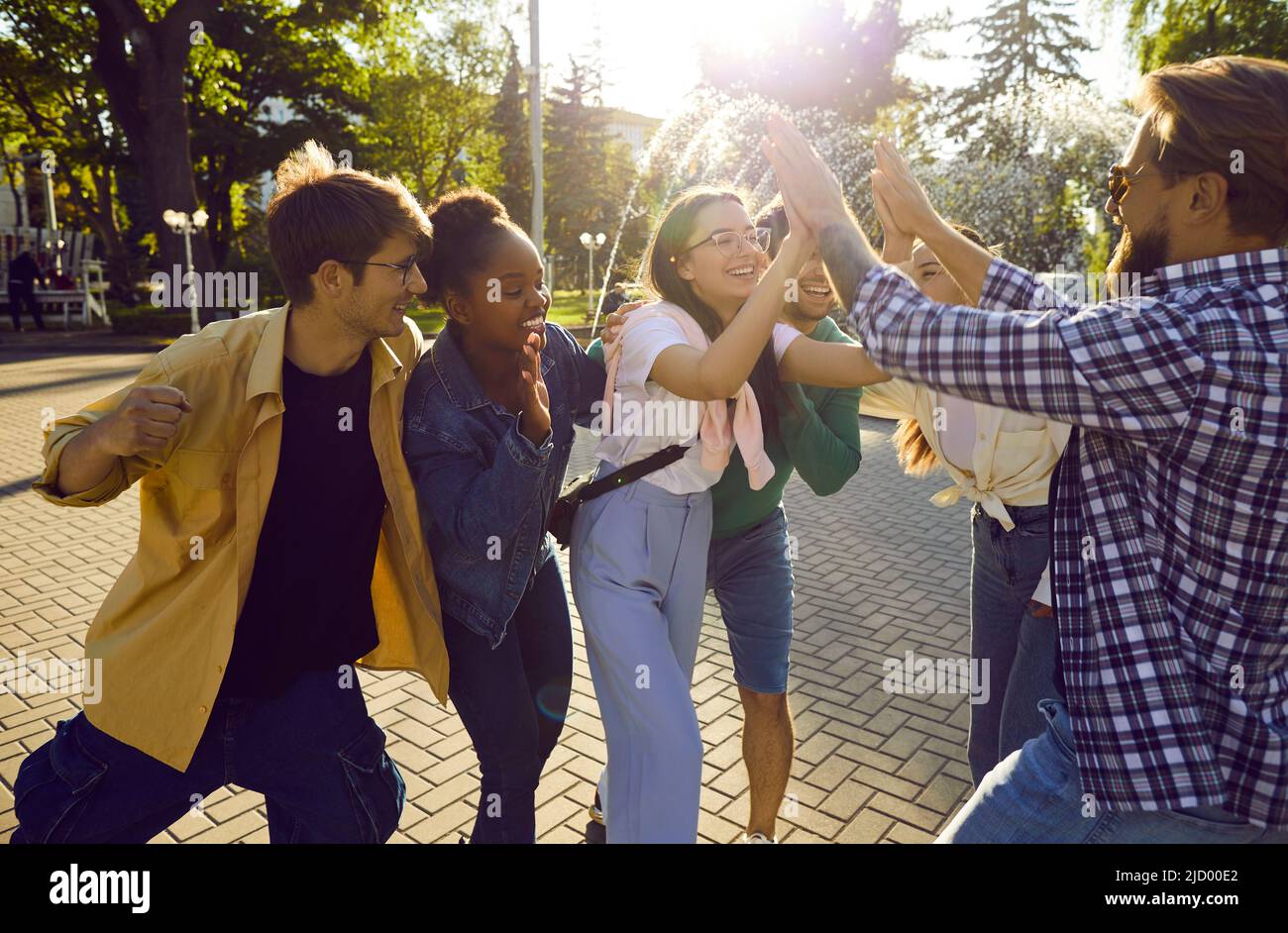 Felici giovani amici multietnici che trascorrono del tempo nella città estiva e si divertono insieme Foto Stock