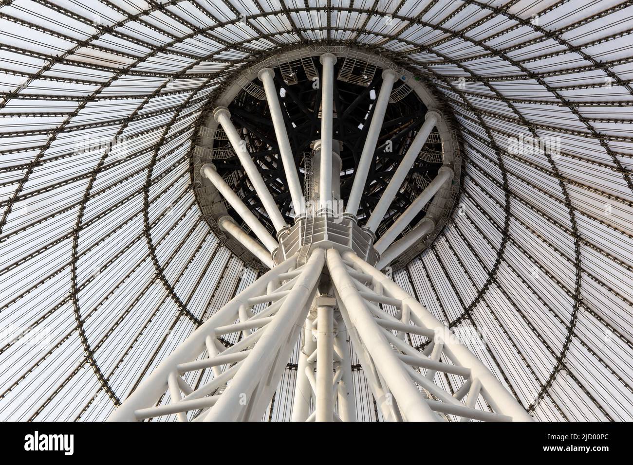 Nur Sultan, Kazakhstan, 11.11.21. Khan Shatyr Entertainment Center tetto in tessuto, vista interna della costruzione della tenda più alta. Foto Stock