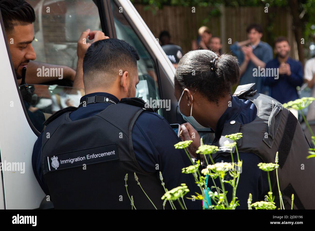 11 giugno 2022 London UK Immiigration ufficiali durante un raid immigrazione a Evan Cook Close, Queens Road. L'uomo nigeriano arrestato per immigra Foto Stock