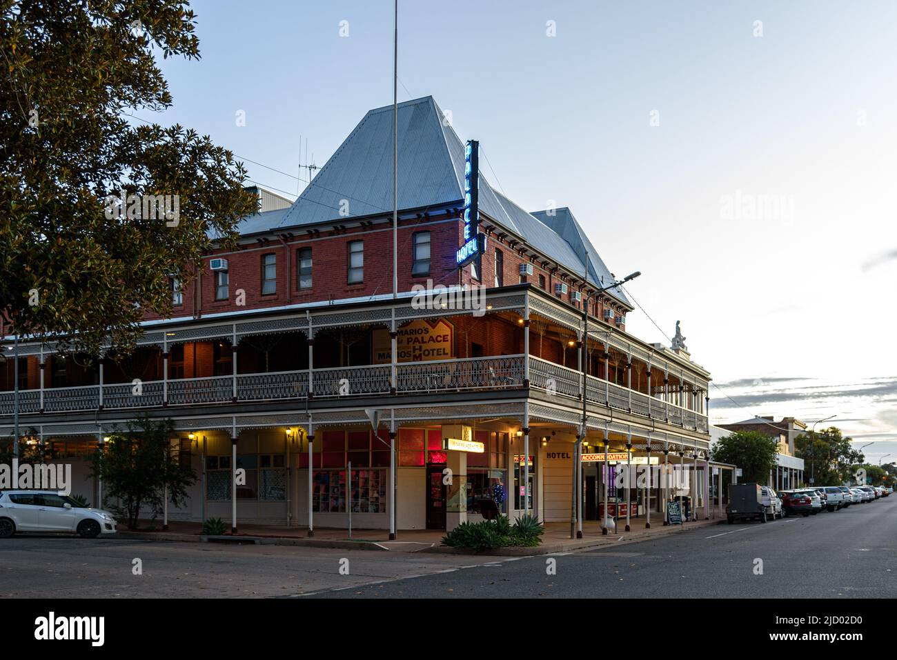 Il Palace Hotel su Argent Street a Broken Hill, New South Wales al tramonto Foto Stock