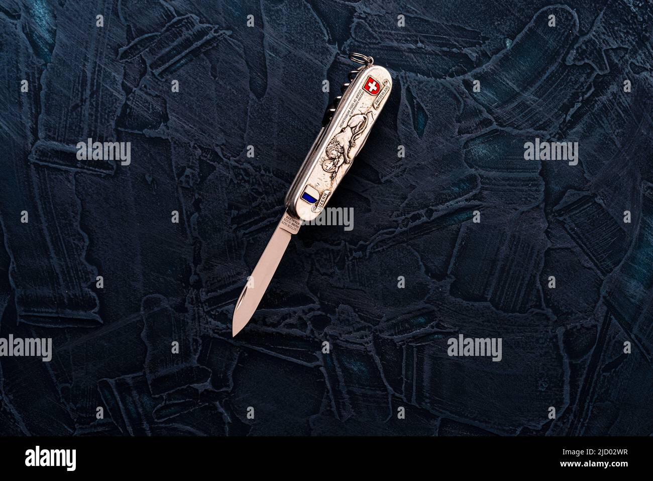 Kyiv,Ucraina - Giugno, 11 2022 edizione limitata Victorinox coltello e Leone di Lucerna. Coltello con un leone. Coltello con logo. Foto Stock