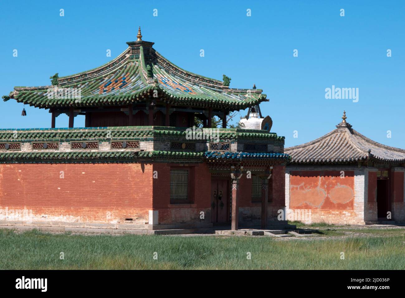 Bellissimo tempio a Kharakhorum, Mongolia. Pareti rosse e tegole verdi. Asia Foto Stock