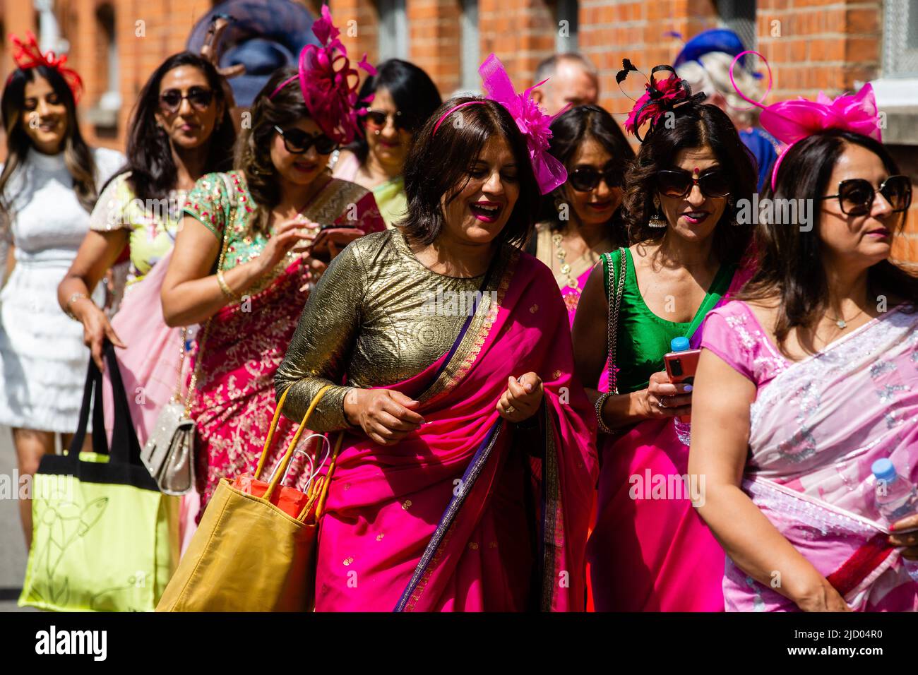Ascot, Regno Unito. 16th giugno 2022. I Racegoers arrivano al Royal Ascot indossando i sari per il giorno delle Signore. L'evento di quest'anno è il primo a cui i sari sono ammessi nel codice di abbigliamento. Credit: Mark Kerrison/Alamy Live News Foto Stock