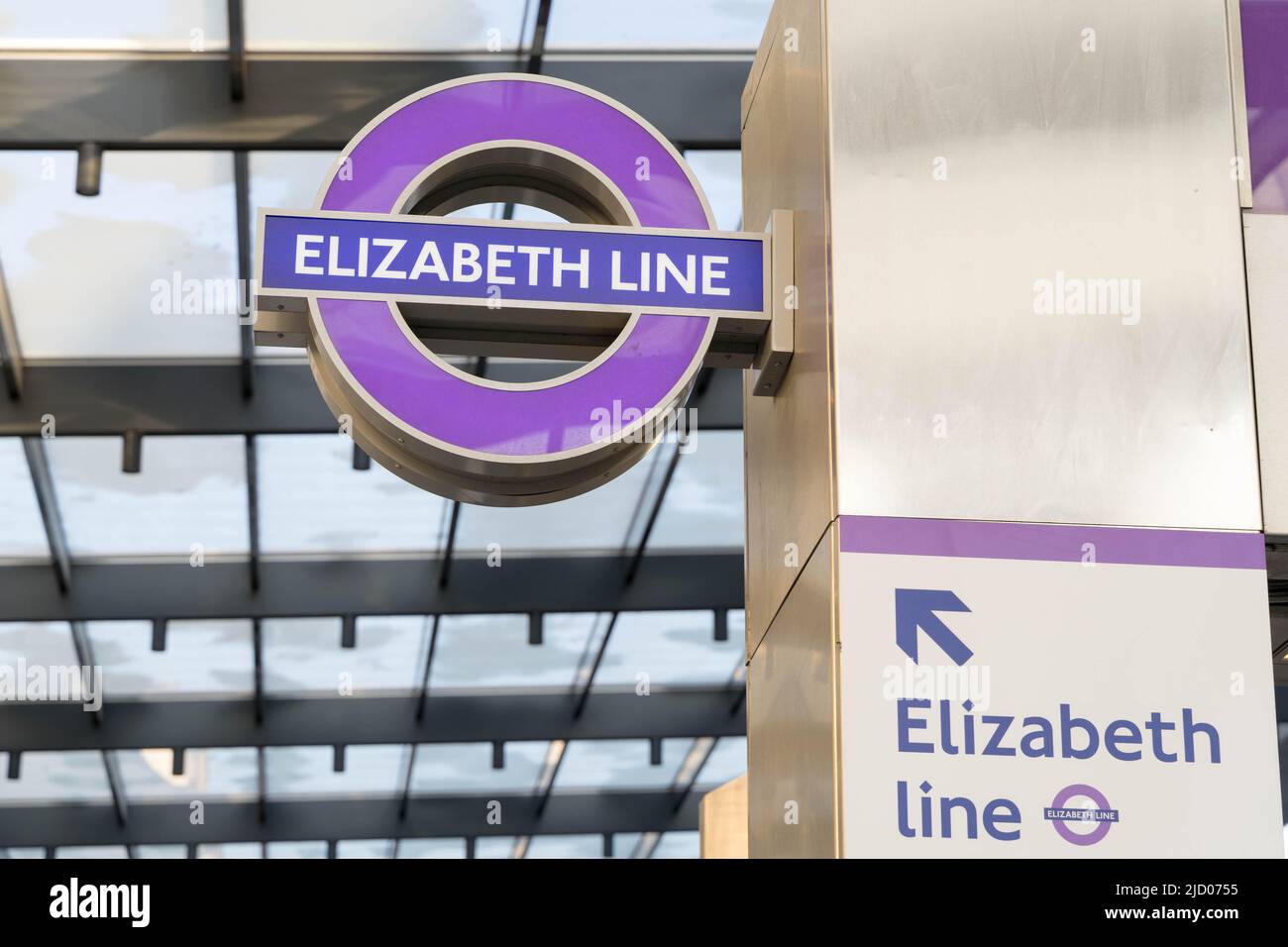 Cartello viola della metropolitana per Elizabethe line , crossrail line London England UK Foto Stock