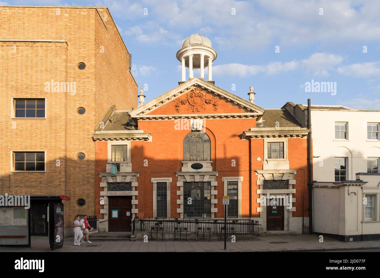 Parete frontale in mattoni rossi del Greenwich Library Building London England UK Foto Stock
