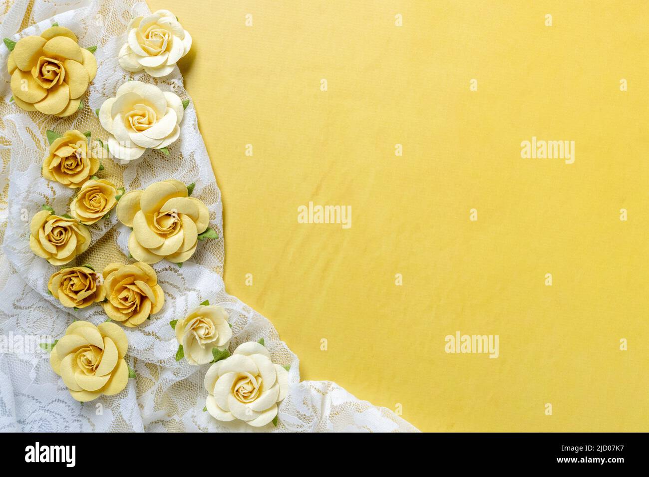pizzo bianco e carta gialla sfondo rose Foto Stock