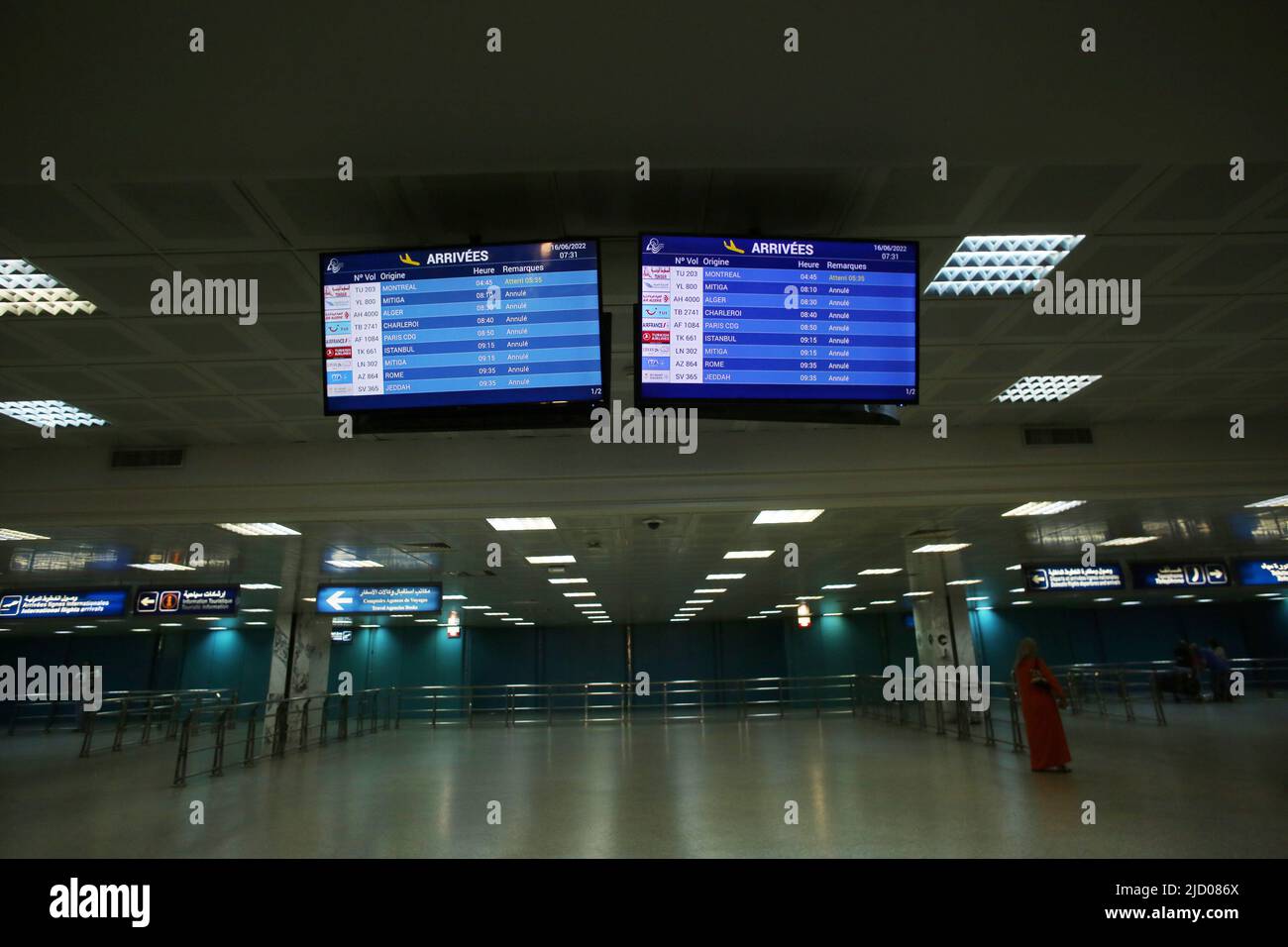 Tunisi, Tunisia. 16th giugno 2022. Vista generale delle schermate di partenza che mostrano tutti i voli annullati presso l'aeroporto internazionale Tunisi-Carthage in Tunisia durante uno sciopero generale annunciato dai lavoratori dell'Unione generale del lavoro tunisina (UGTT) nel settore pubblico tunisino, chiedendo l'aumento degli stipendi e migliori diritti sociali a Tunisi. Credit: SOPA Images Limited/Alamy Live News Foto Stock
