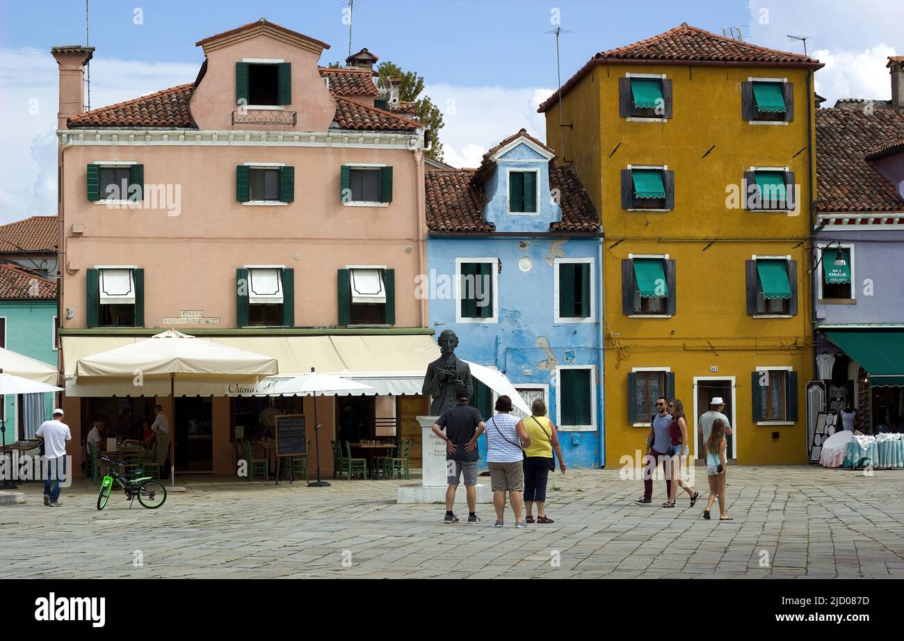 Venezia, Italia - 03 settembre 2018: Foto grandangolare di una statua di Baldassare Galuppi compositore veneziano ritratto di musicista contro colorato edificio ex Foto Stock