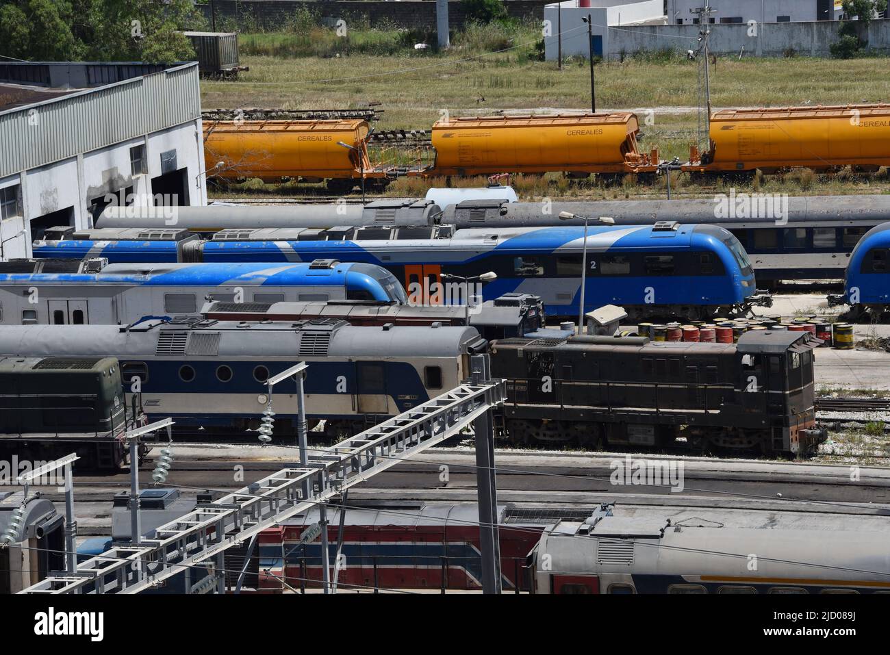 Tunisi, Tunisia. 16th giugno 2022. Visione generale dei treni stazionari parcheggiati presso gli hangar della Société Nationale des Chemins de Fer Tunisiens (SNCFT - Compagnia ferroviaria nazionale tunisina), durante uno sciopero generale annunciato dall'Unione generale del lavoro tunisina (UGTT) lavoratori del settore pubblico tunisino, chiedendo salario e migliori diritti sociali a Tunisi. Credit: SOPA Images Limited/Alamy Live News Foto Stock