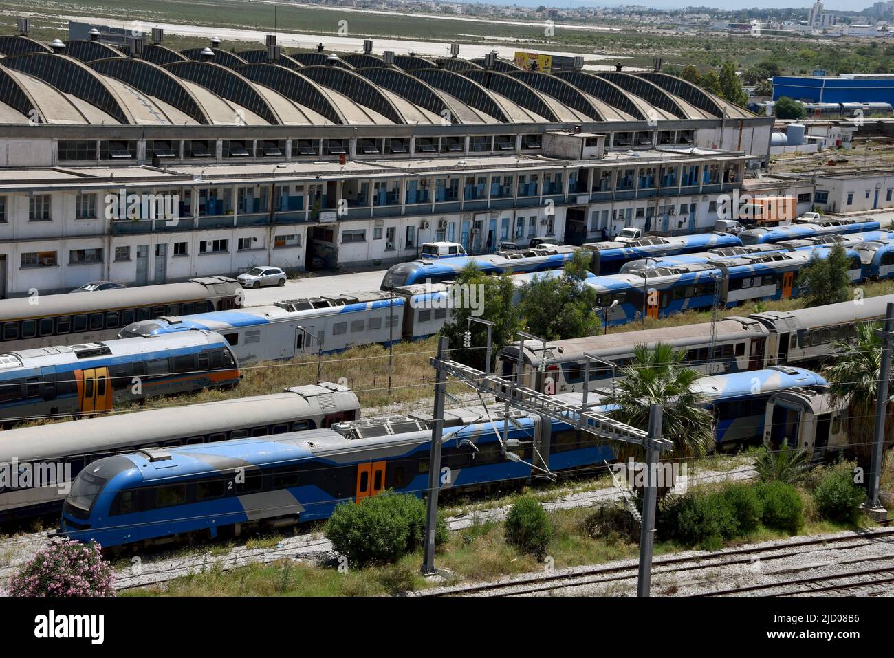 Tunisi, Tunisia. 16th giugno 2022. Visione generale dei treni stazionari parcheggiati presso gli hangar della Société Nationale des Chemins de Fer Tunisiens (SNCFT - Compagnia ferroviaria nazionale tunisina), durante uno sciopero generale annunciato dall'Unione generale del lavoro tunisina (UGTT) lavoratori del settore pubblico tunisino, chiedendo salario e migliori diritti sociali a Tunisi. Credit: SOPA Images Limited/Alamy Live News Foto Stock
