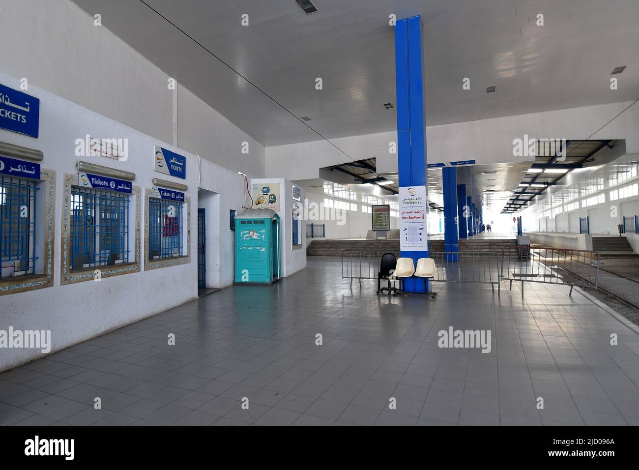 Tunisi, Tunisia. 16th giugno 2022. Una stazione ferroviaria rimane quasi vuota durante uno sciopero generale annunciato dai lavoratori dell'Unione generale del lavoro tunisina (UGTT) nel settore pubblico tunisino, chiedendo un aumento degli stipendi e migliori diritti sociali a Tunisi. (Foto di Jdidi Wassim/SOPA Images/Sipa USA) Credit: Sipa USA/Alamy Live News Foto Stock