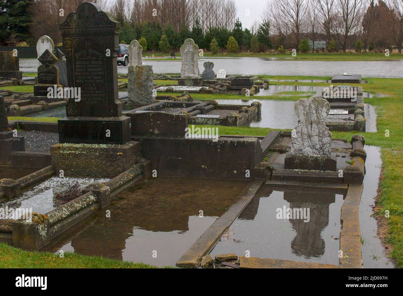 Uno sguardo alla vita in Nuova Zelanda. Allagamento. Nulla è sacro durante un'alluvione. Foto Stock