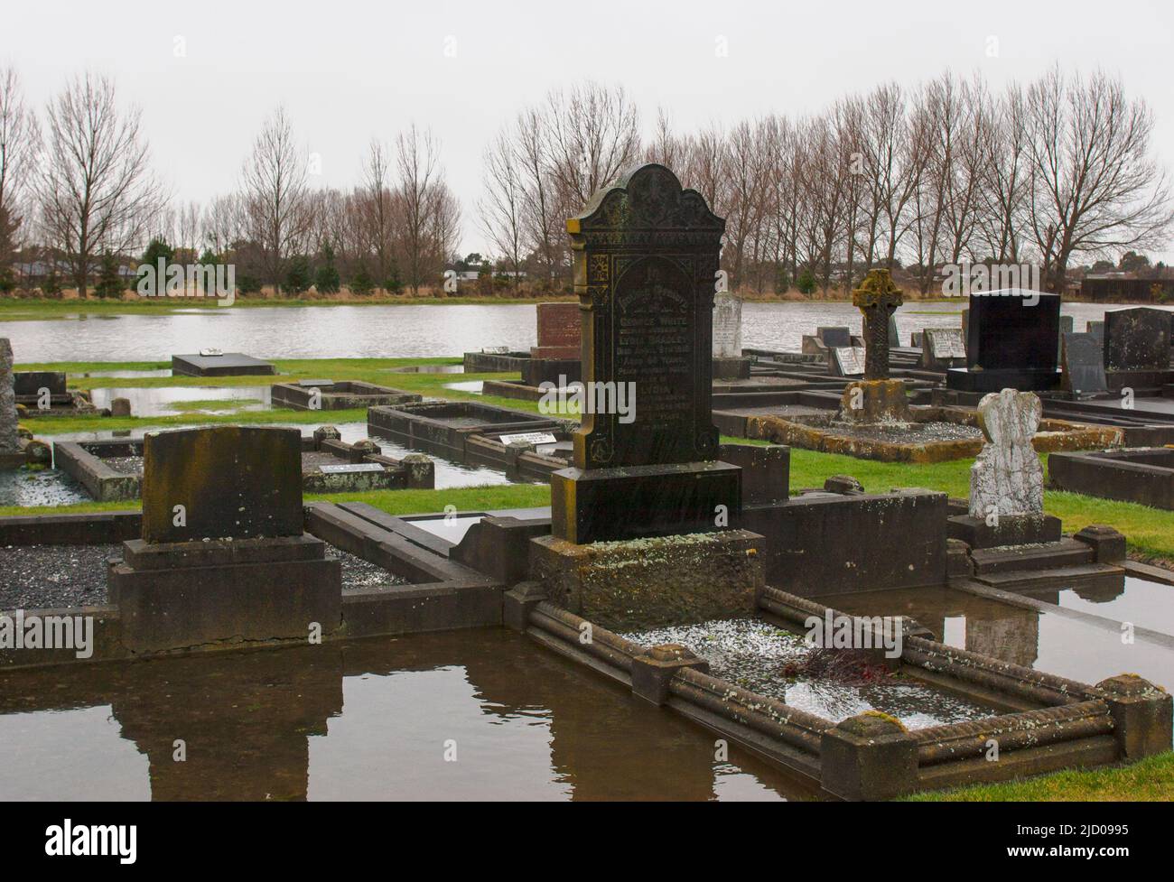 Uno sguardo alla vita in Nuova Zelanda. Allagamento. Nulla è sacro durante un'alluvione. Foto Stock