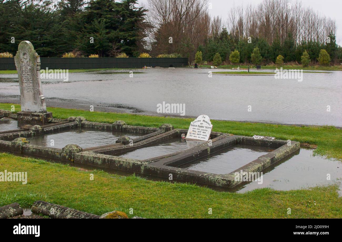 Uno sguardo alla vita in Nuova Zelanda. Allagamento. Nulla è sacro durante un'alluvione. Foto Stock