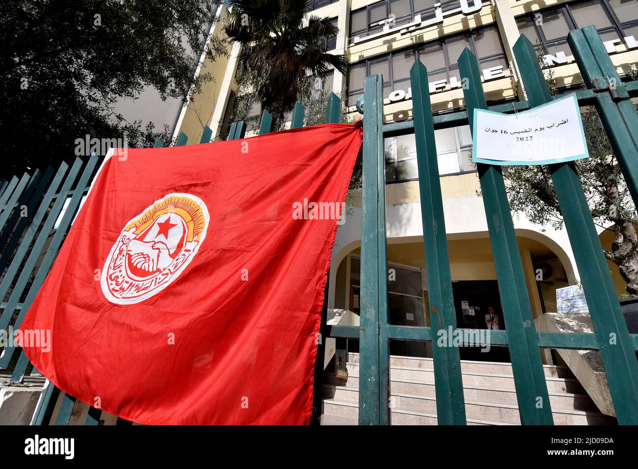 Tunisi, Tunisia. 16th giugno 2022. L'Ufficio nazionale del petrolio si è chiuso durante uno sciopero generale annunciato dai lavoratori dell'Unione generale tunisina del lavoro (UGTT) nel settore pubblico tunisino, chiedendo l'aumento degli stipendi e migliori diritti sociali a Tunisi. (Foto di Jdidi Wassim/SOPA Images/Sipa USA) Credit: Sipa USA/Alamy Live News Foto Stock