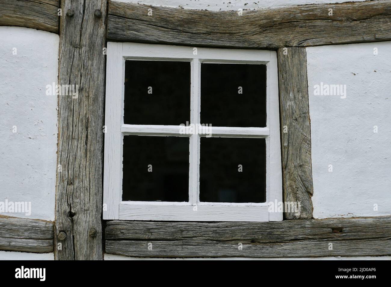 Saint-Michel museo all'aperto. Vallonia, Nassogne. Belgio, 23.10.2021. Parete dipinta di bianco con la finestra di una casa a graticcio molto antica. Foto Stock