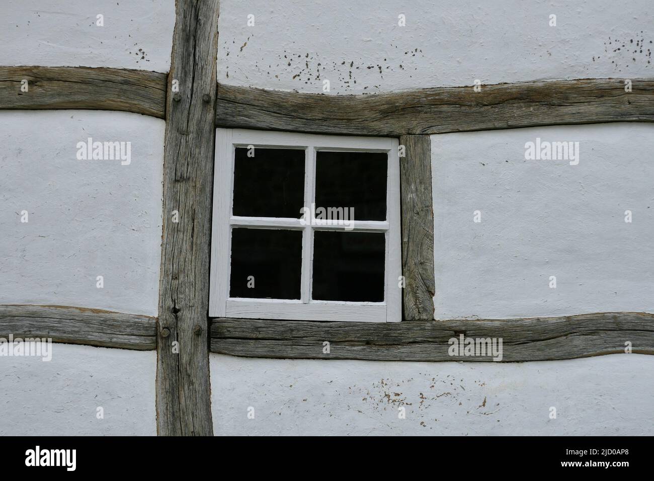 Saint-Michel museo all'aperto. Vallonia, Nassogne. Belgio, 23.10.2021. Parete dipinta di bianco con la finestra di una casa a graticcio molto antica. Foto Stock