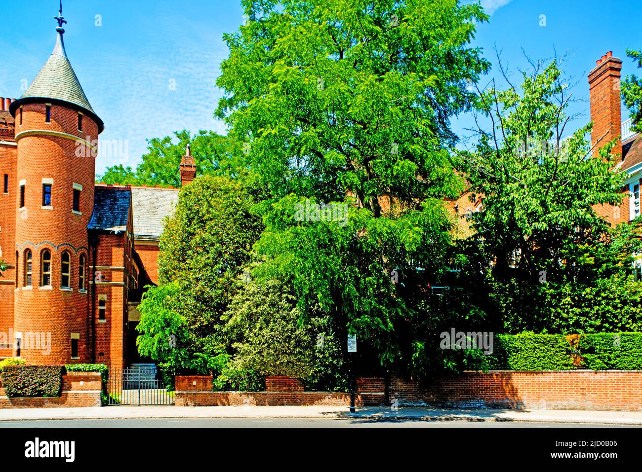 Tower House e Woodland House, rispettivamente di proprietà del chitarrista LED Zeppelin Jimmy Page e Singer Robbie Williams, Melbury Road, Holland Park, Londra Foto Stock