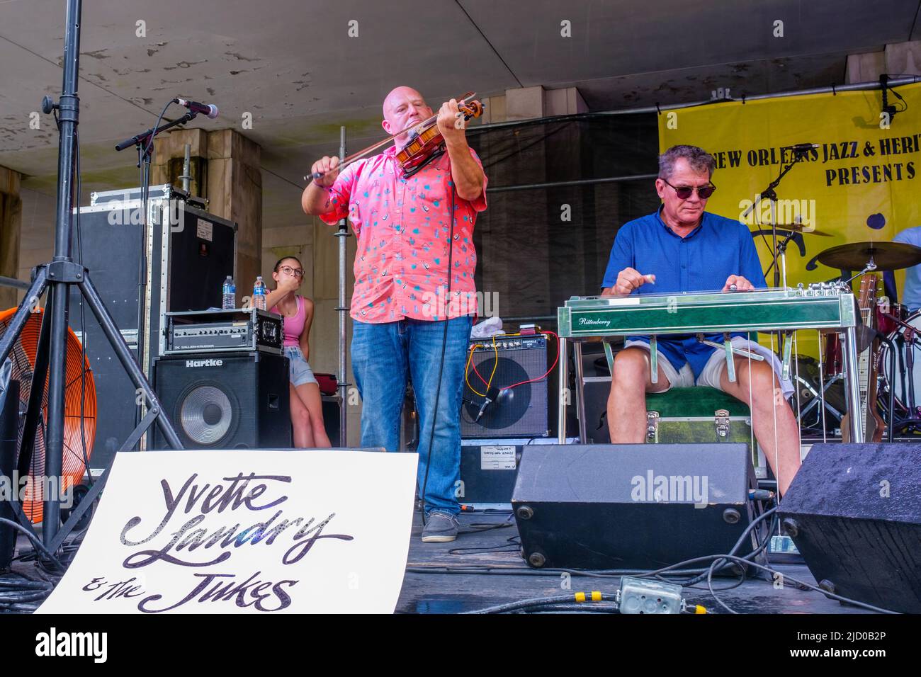 NEW ORLEANS, LA, USA - 12 GIUGNO 2022: Chitarrista Fiddler e pedal steel per Yvette Landry e i Jukes al Louisiana Cajun-Zydeco Festival Foto Stock